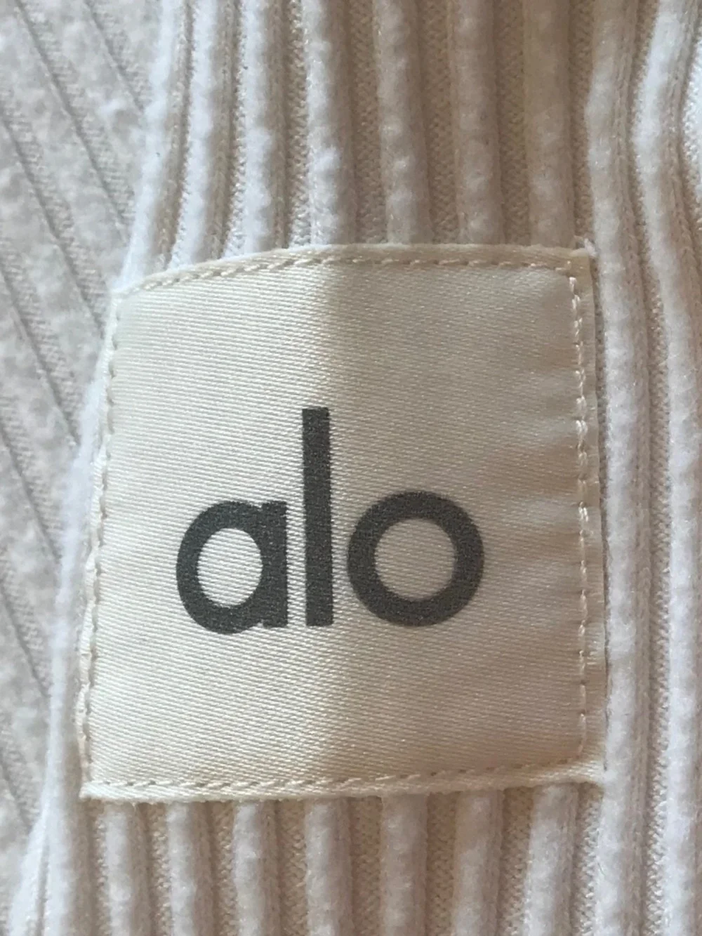 ALO IVORY COZY RIBBED CROPPED MUSE HOODIE
